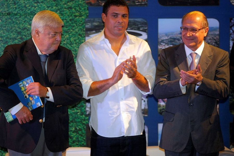 Ronaldo esteve ao lado 
do presidente da CBF, Ricardo Teixeira, e do governador de São Paulo, 
Geraldo Alckmin