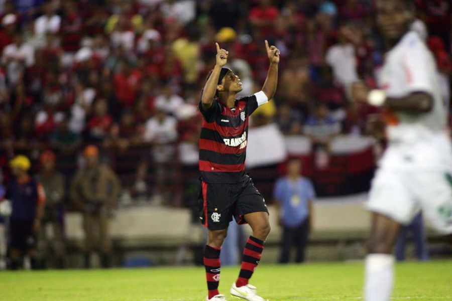 Ronaldinho comemora o primeiro gol da vitória por 3 a 0 contra o Murici