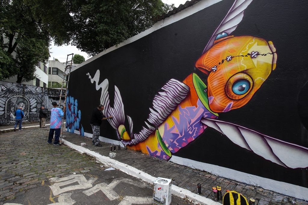 O artista Binho Ribeiro está criando uma nova obra para a parede
