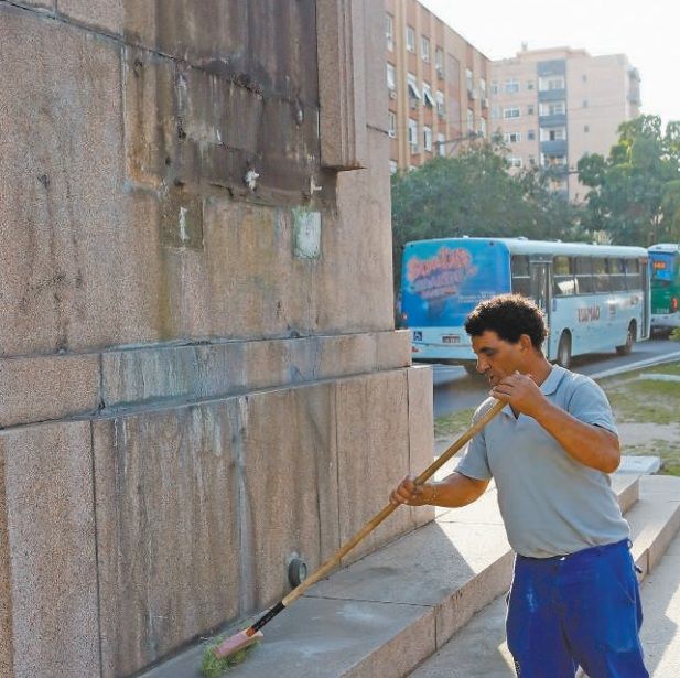 Funcionário da prefeitura recolheu granito para usar numa eventual reconstituição da obra / João Mattos/Especial