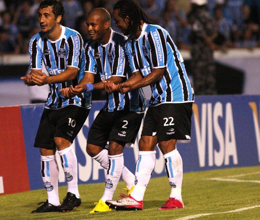 Douglas comemora gol de pênalti ao lado de Gabriel e Carlos Alberto