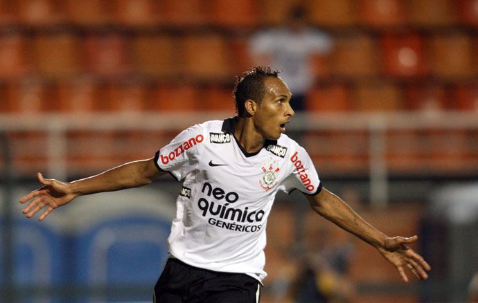 Liedson comemora seu primeiro gol na vitória sobre o Mogi Mirim
