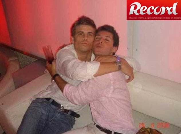 De acordo com jornal português, foto de Piqué abraçado com o amigo seria de 2006