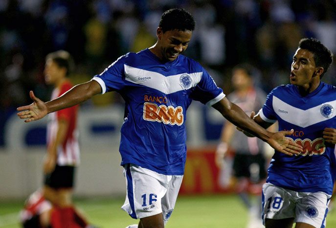Wallyson comemora um de seus dois gols com Dudu