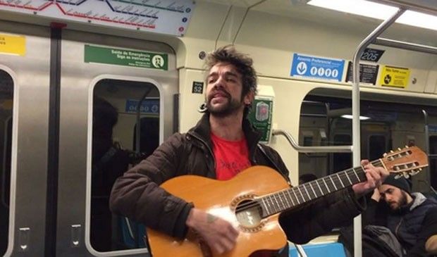 Sander Mecca toca em metrô em São Paulo