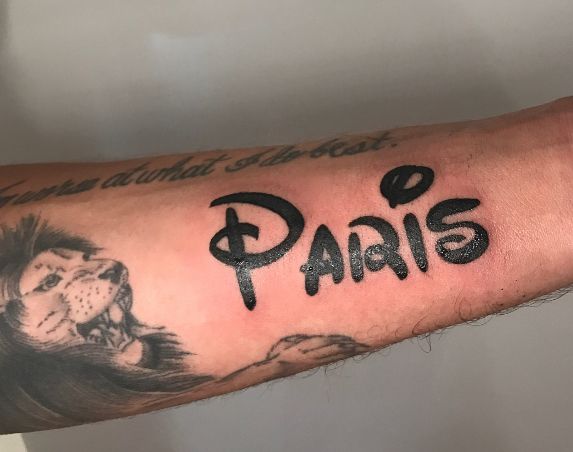 Chris Zylka fez tauagem em homenagem a Paris Hilton