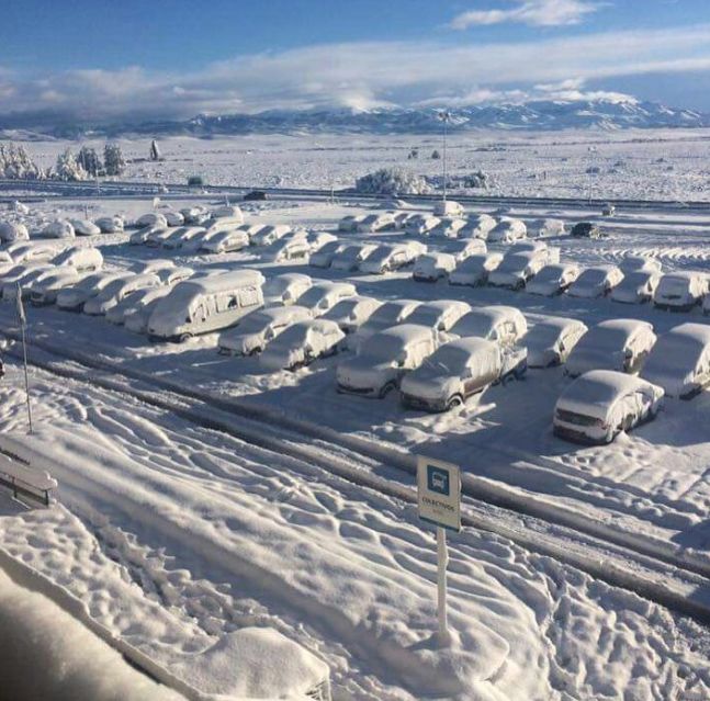 Estacionamento do Aeroporto de Bariloche fotografado neste domingo / iumiratravel/Instagram