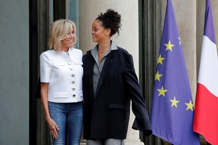 Rihanna com Brigitte Macron, mulher do presidente francês