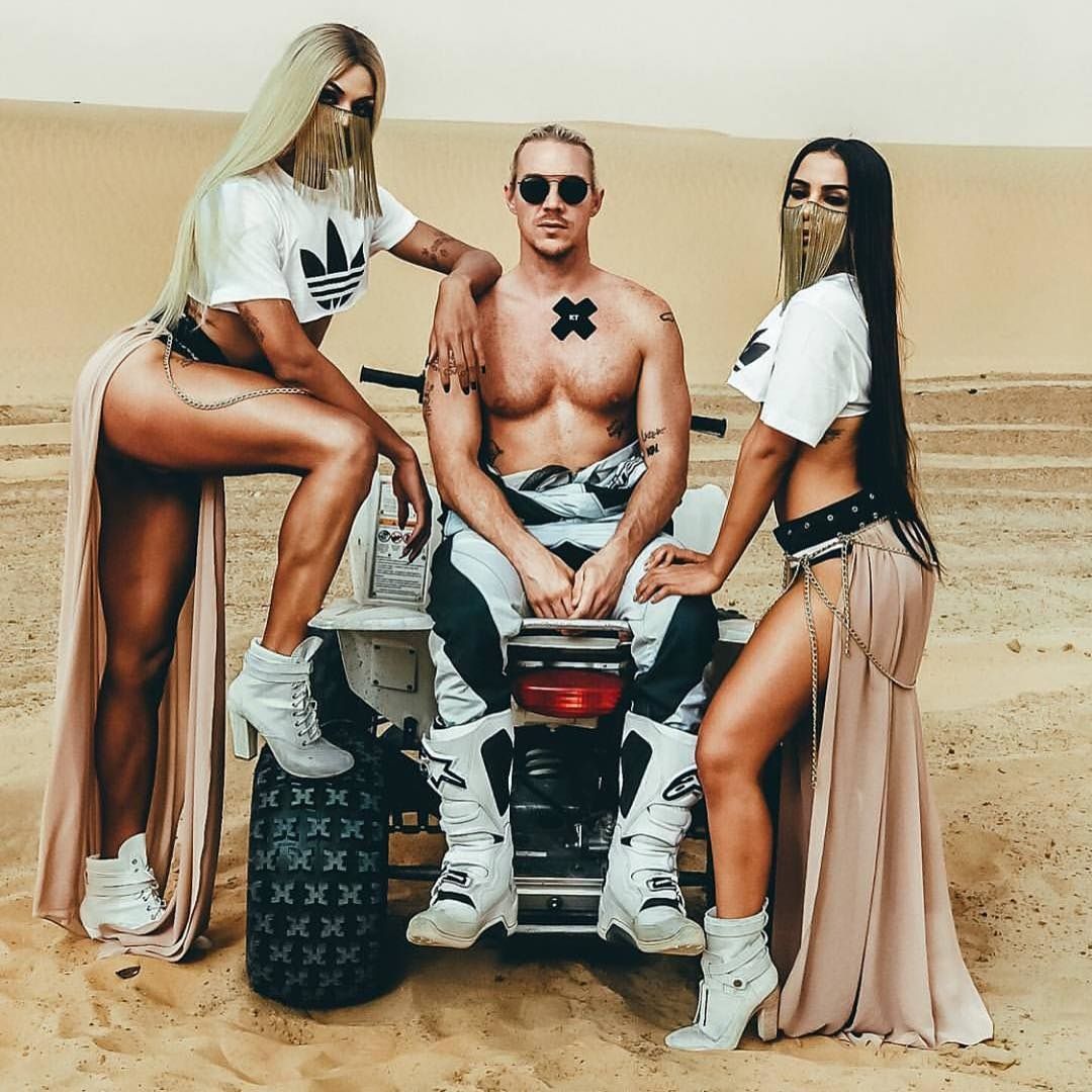 Diplo posa entre Pabllo e Anitta no Marrocos