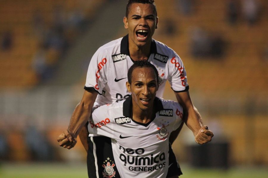 Liedson comemora gol com Dentinho na goleada do Corinthians sobre o Grêmio Prudente