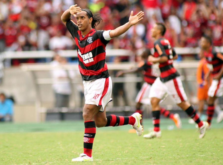 Ronaldinho comemora gol da vitória com a torcida do Flamengo na conquista do título da Taça Guanabara Ronaldinho comemora gol da vitória com a torcida do Flamengo na conquista do título da Taça Guanabara