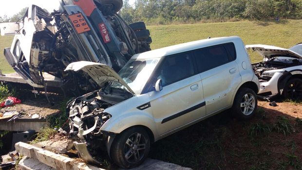 Um dos carros envolvidos no acidente 