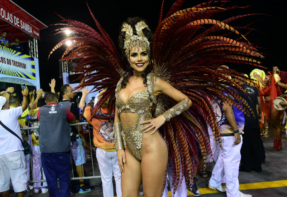 Daniela Albuquerque usa fantasia ousada no desfile da Acadêmicos do Tucuruvi