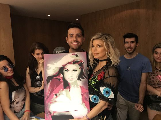 Fergie posa com fãs