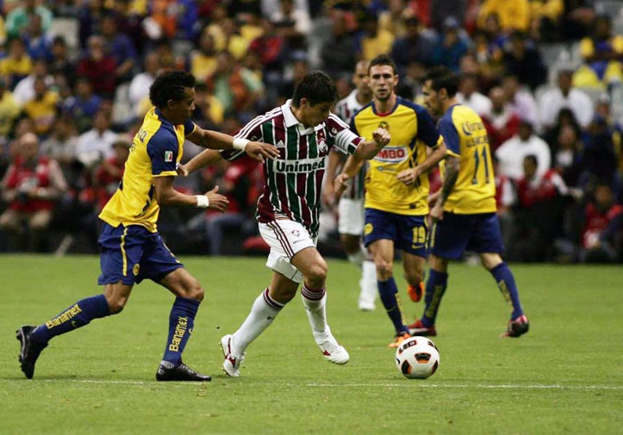 Conca tenta passar pela marcação do América