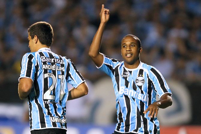 Borges (à dir.) e André Lima marcaram os gols do Grêmio na partida