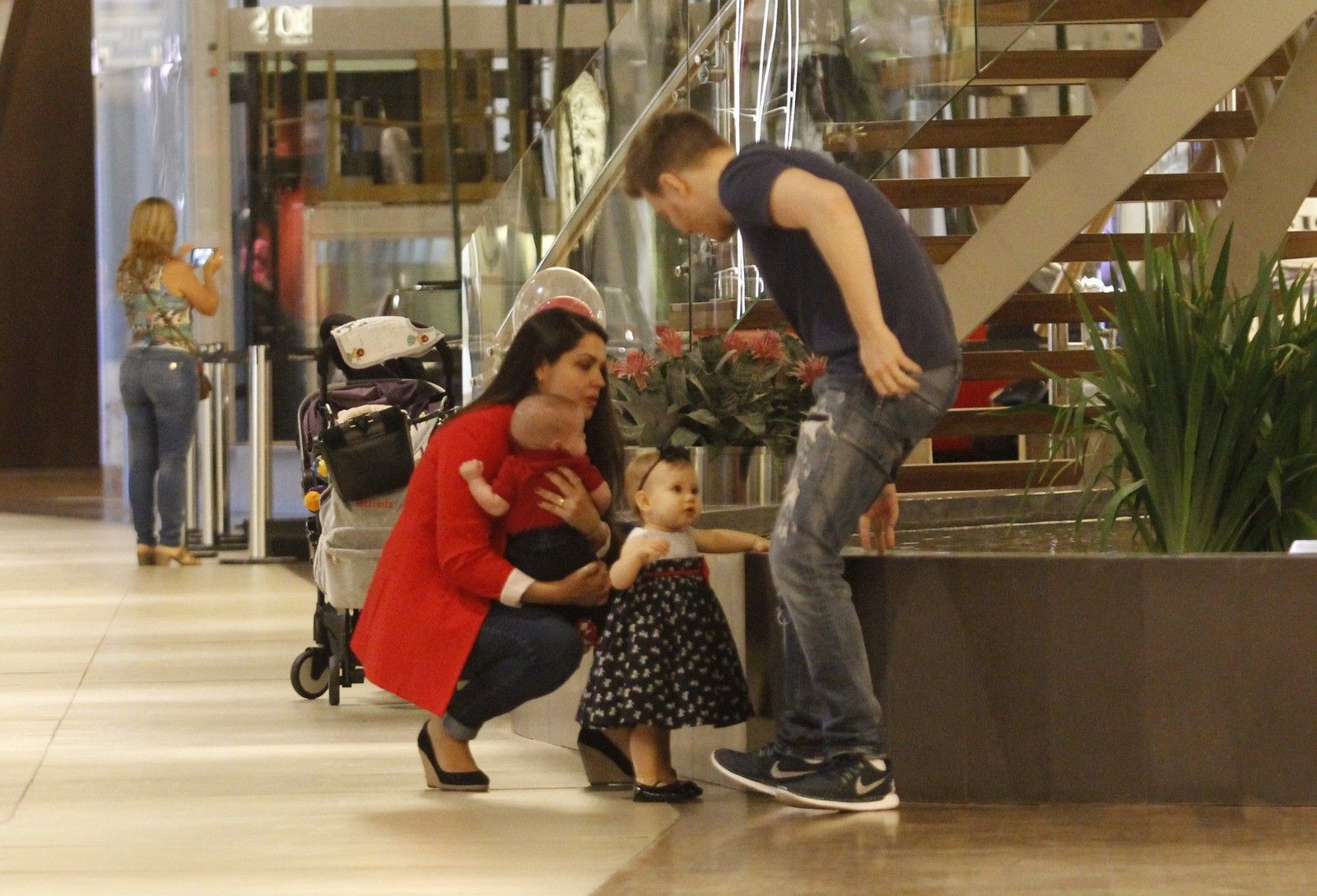 Michel Teló e a família no shopping 