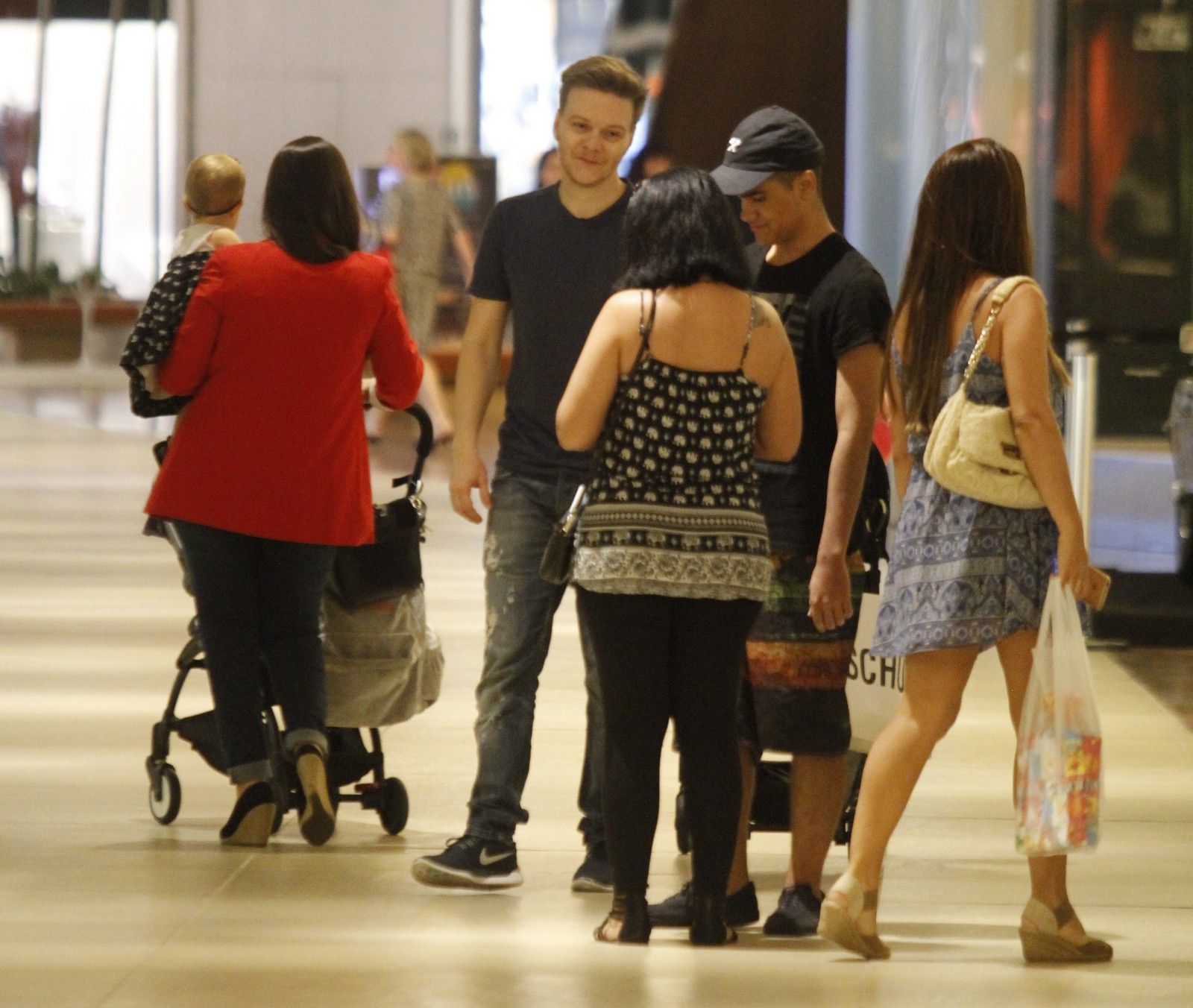 Michel Teló e a família no shopping 