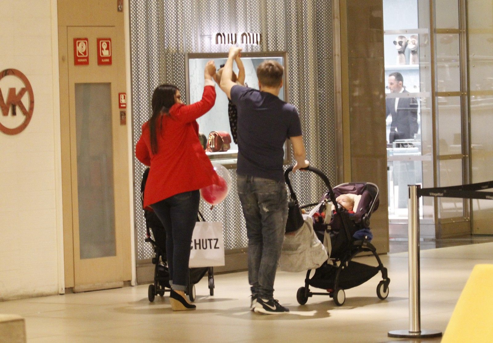 Michel Teló e a família no shopping 