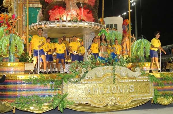 Na Unidos de Vila Maria, o carro com a modelo Larissa Riquelme foi o destaque durante o desfile oficial