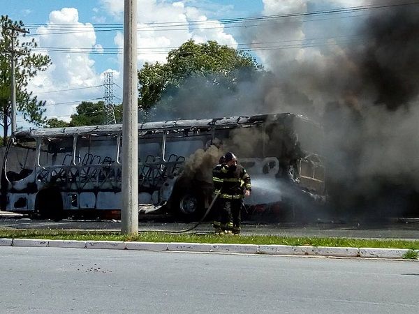 Nibus Pega Fogo No Parque Aeroporto De Taubat Not Cias Vale Band