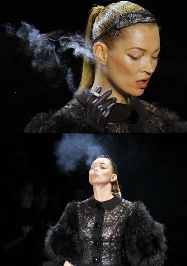 Kate Moss fuma durante desfile em Paris