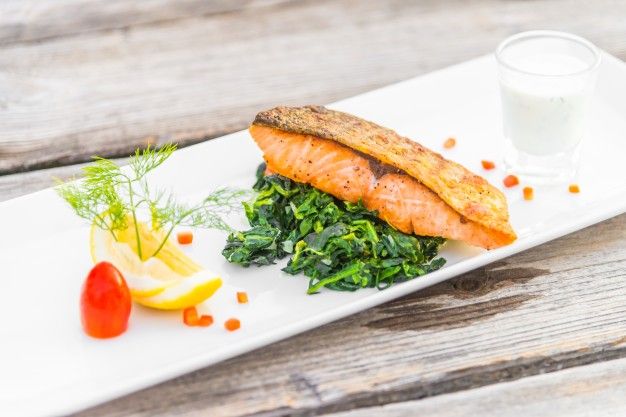 Colunista do Food and Wine, explica um truque infalível para fazer filés de salmão perfeitos. Divulgação