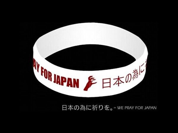 A pulseira criada por Lady Gaga para ajudar as vítimas do Japão