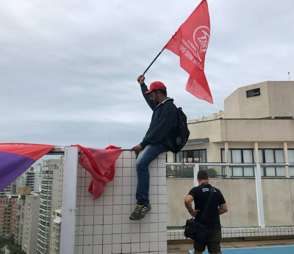 Em foto publicada por Boulos no Facebook, manifestante aparece com bandeira do MTST no tríplex de Lula no Guaruj¿¿