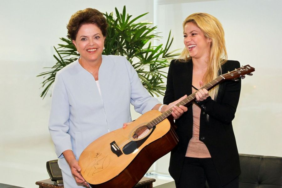  Shakira doou um violão autografado que será leiloado para reforçar o caixa dos programas de erradicação da miséria 