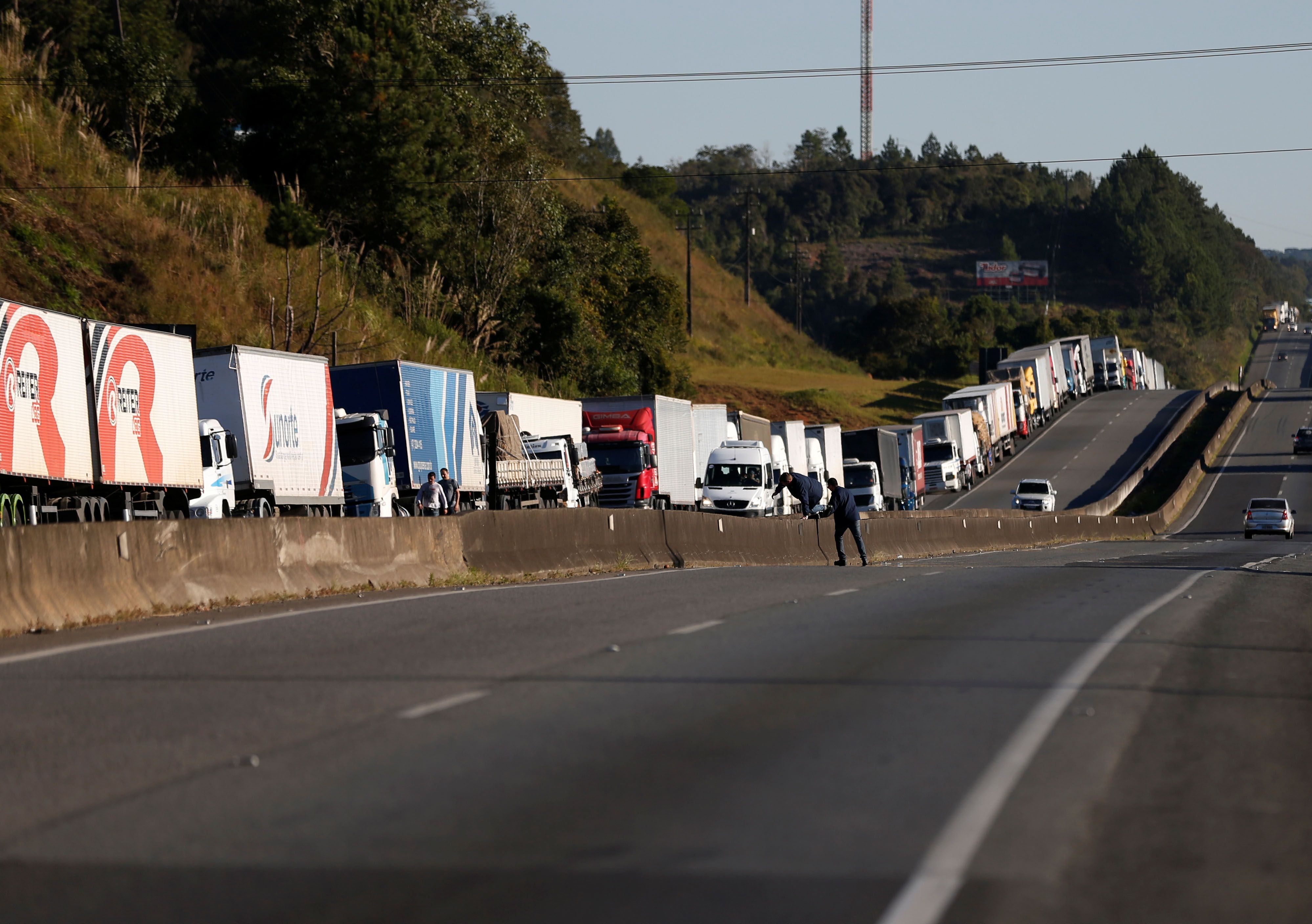 Caminhoneiros mantêm 554 pontos de bloqueios em estradas, diz PRF - Notícias - Cidades - Band.com.br