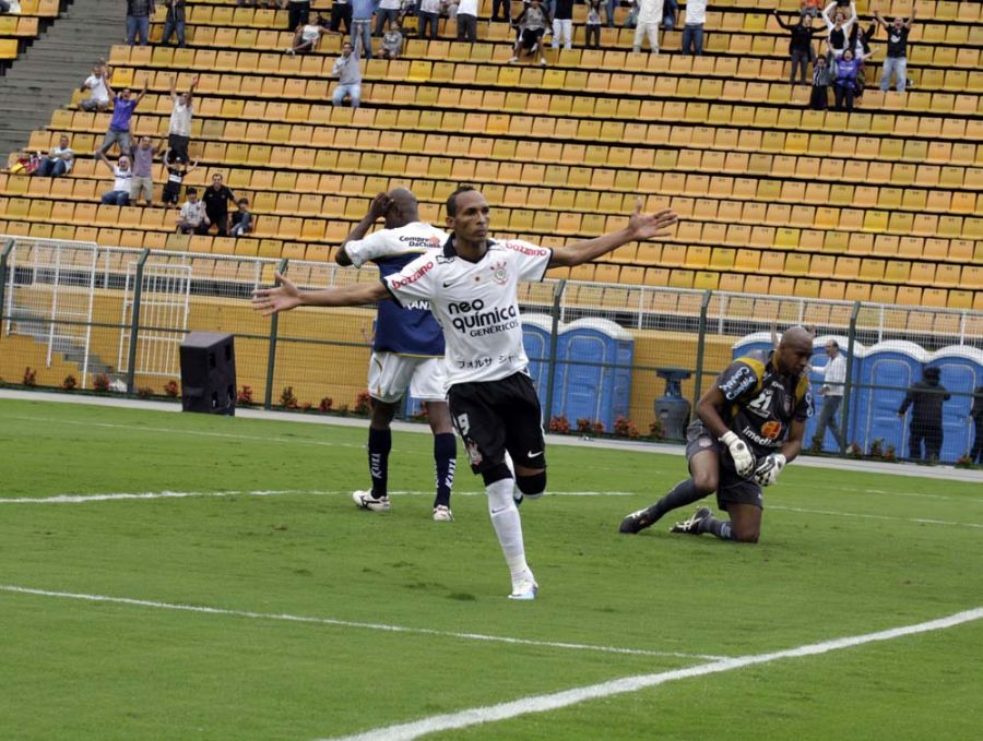 Liedson comemora o gol da vitória contra o Americana
