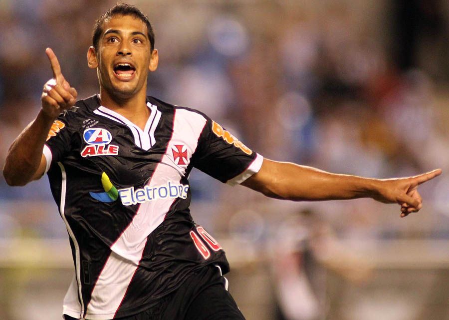 Diego Souza comemora gol: meia fez gol e foi aplaudido pela torcida