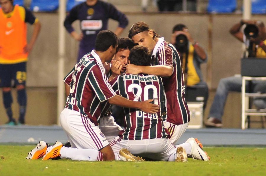 Jogadores do Fluminense comemoram ajoelhados: virada no fim