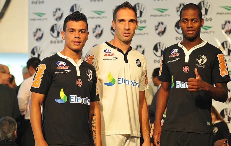 Jogadores do Vasco mostra a nova camisa três em lançamento nesta quinta-feira
