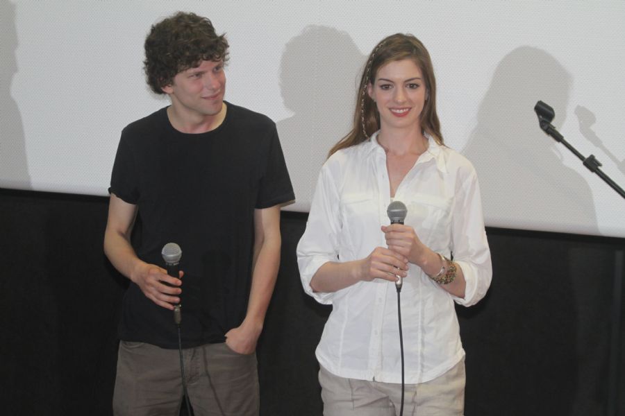 Jesse Eisenberg e Anne Hathaway no Complexo do Alemão, Rio de Janeiro