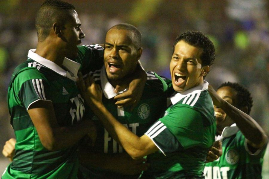 Thiago Heleno marcou duas vezes na goleada do Palmeiras por 3 a 0