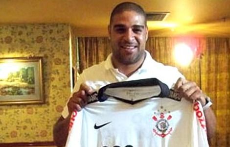 Adriano segura camisa do Corinthians, que vai vestir a partir de maio