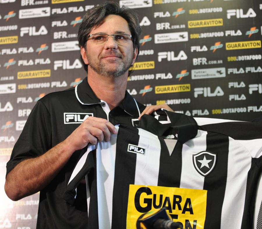 Caio posa com a camisa do Botafogo durante apresentação