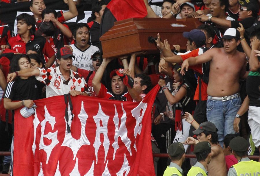 Torcedores do Cúcuta exibem caixão com corpo do jovem Christopher Jácome, de 17 anos