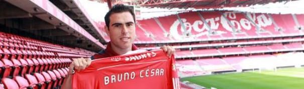 Bruno César já posou segurando a camisa do Benfica