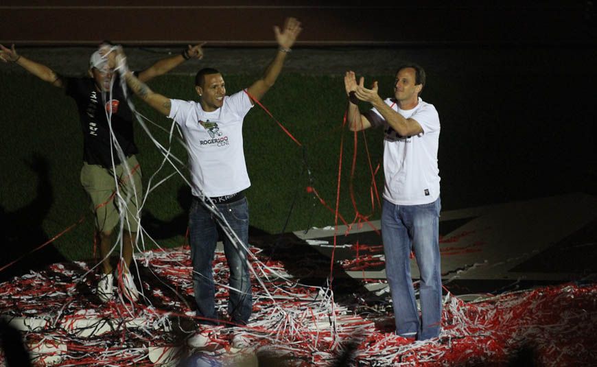 Luis Fabiano e Rogério Ceni no palco: estrelas da noite