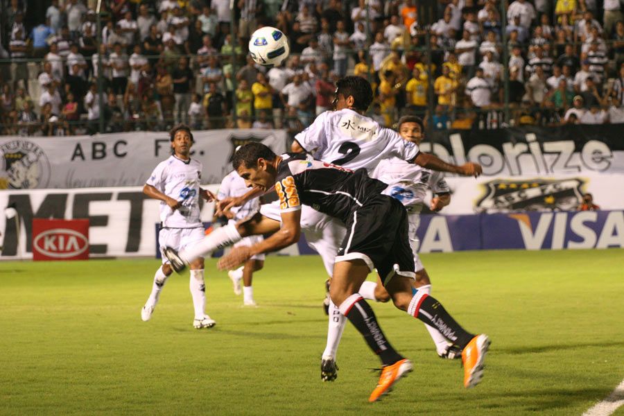 Diego Souza não conseguiu fazer o papel de Felipe e o time sofreu com a lentidão do meio de campo