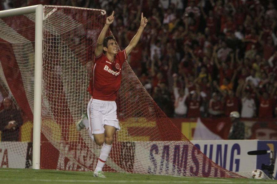 Oscar comemora o seu gol. O meia iria ainda dar o passe para o segundo da vitória do Inter na Libertadores