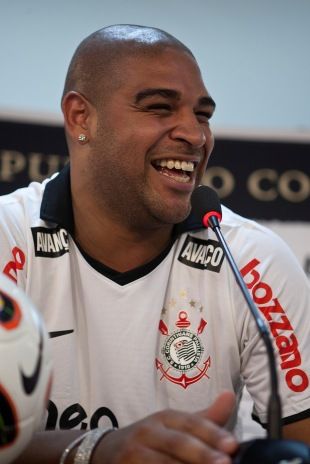 Adriano se mostra satisfeito em jogar pelo Corinthians