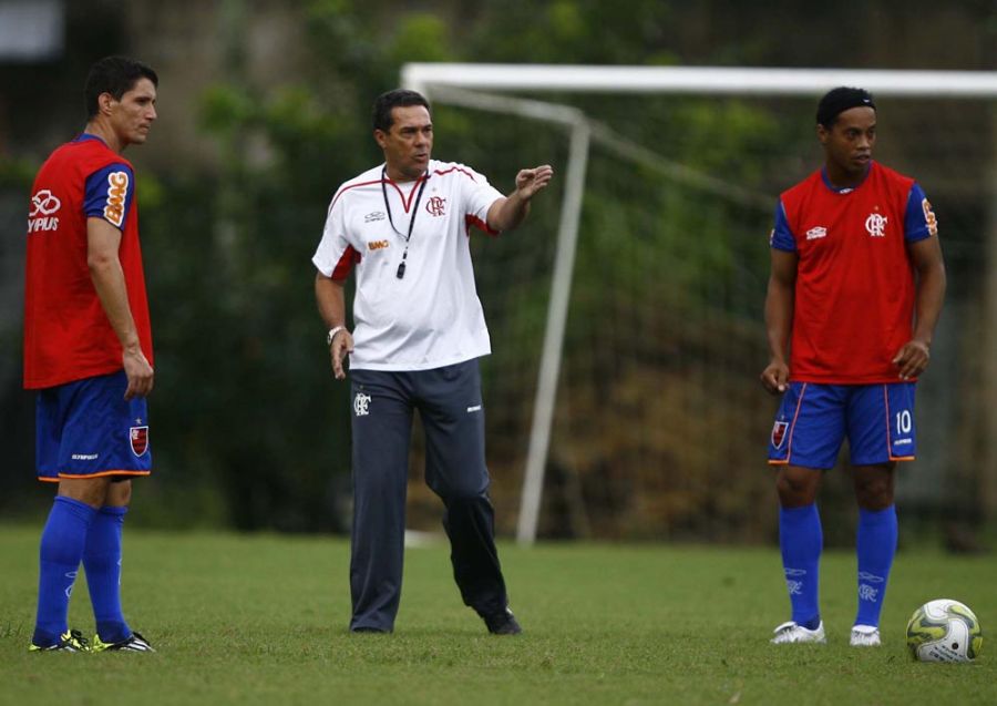 Luxemburgo comanda treino com Thiago Neves e Ronaldinho: por enquanto, sem Love