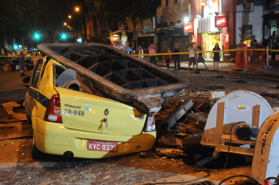Explosão aconteceu na esquina da Avenida Nossa Senhora de Copacabana com Rua Bolívar, no Rio de Janeiro