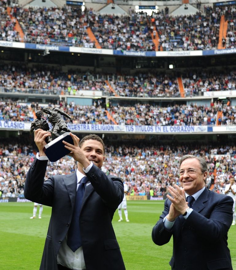 Ronaldo exibe troféu da réplica da estátua de Machimbarrena e Aranguren no Bernabéu, ao lado de Florentino Perez (dir)