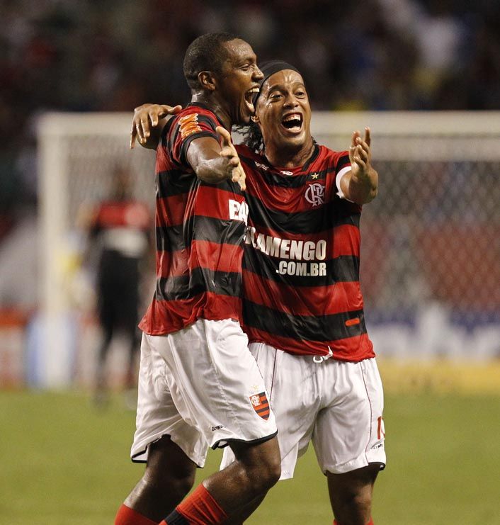 Renato comemora gol contra o Duque de Caxias com Ronaldinho
