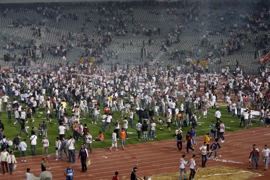 Torcedores tomam o gramado do estádio no Cairo